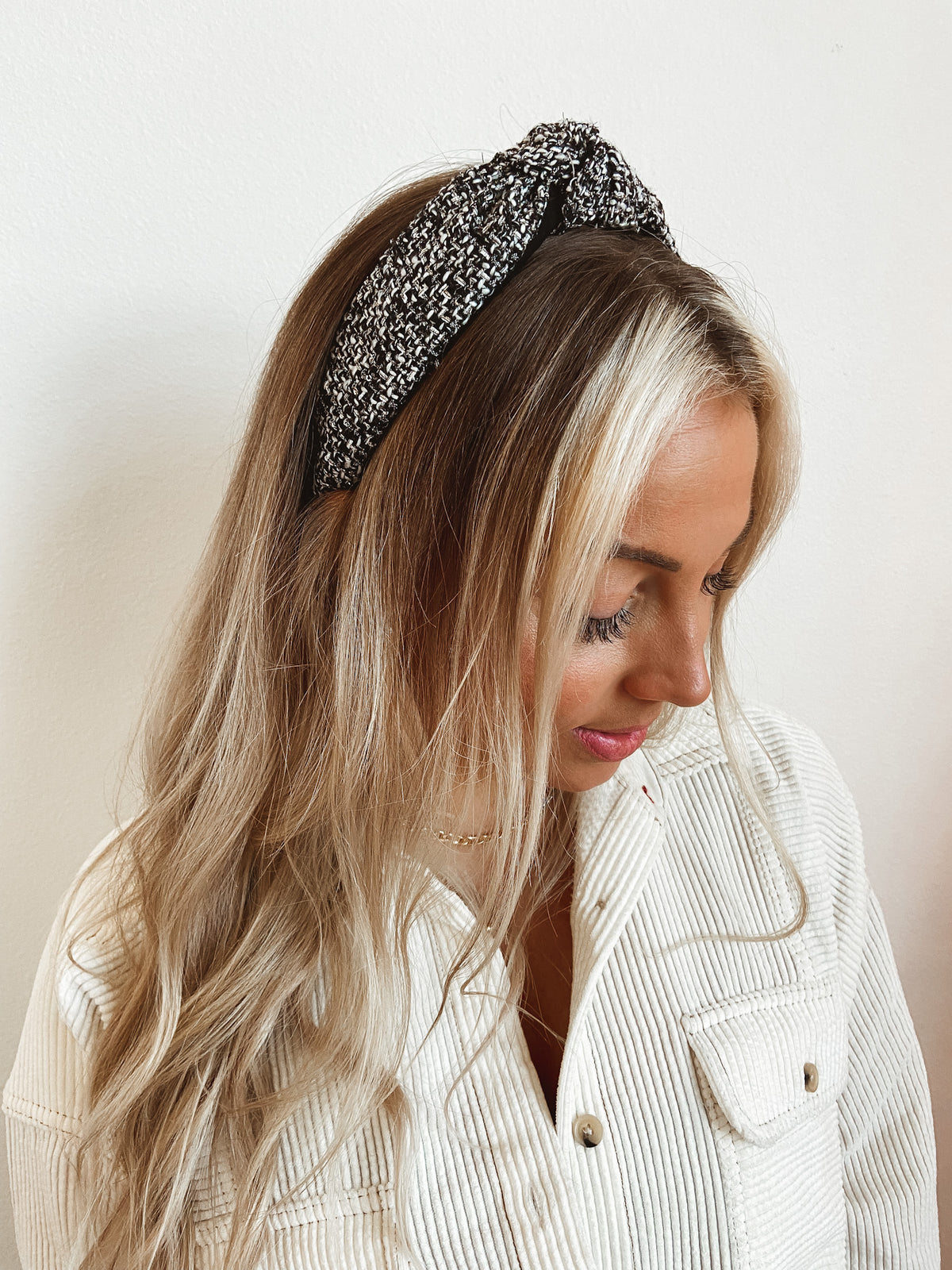 20 Hairstyles with Headbands for Casual and Festive Looks
